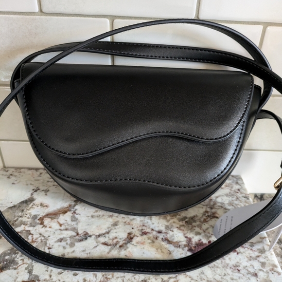Melie Bianco Handbags - NWT Melie Bianco Frieda Black Recycled Vegan Leather Crossbody Bag